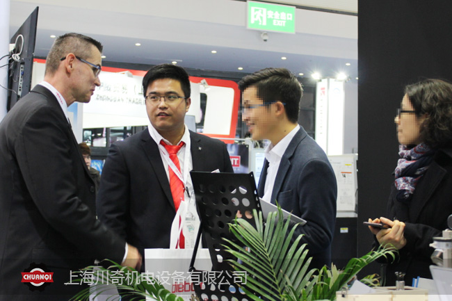 Diebold海外銷售技術(shù)總監(jiān)Anton Ebenh&ouml;ch先生現(xiàn)場為客戶講解